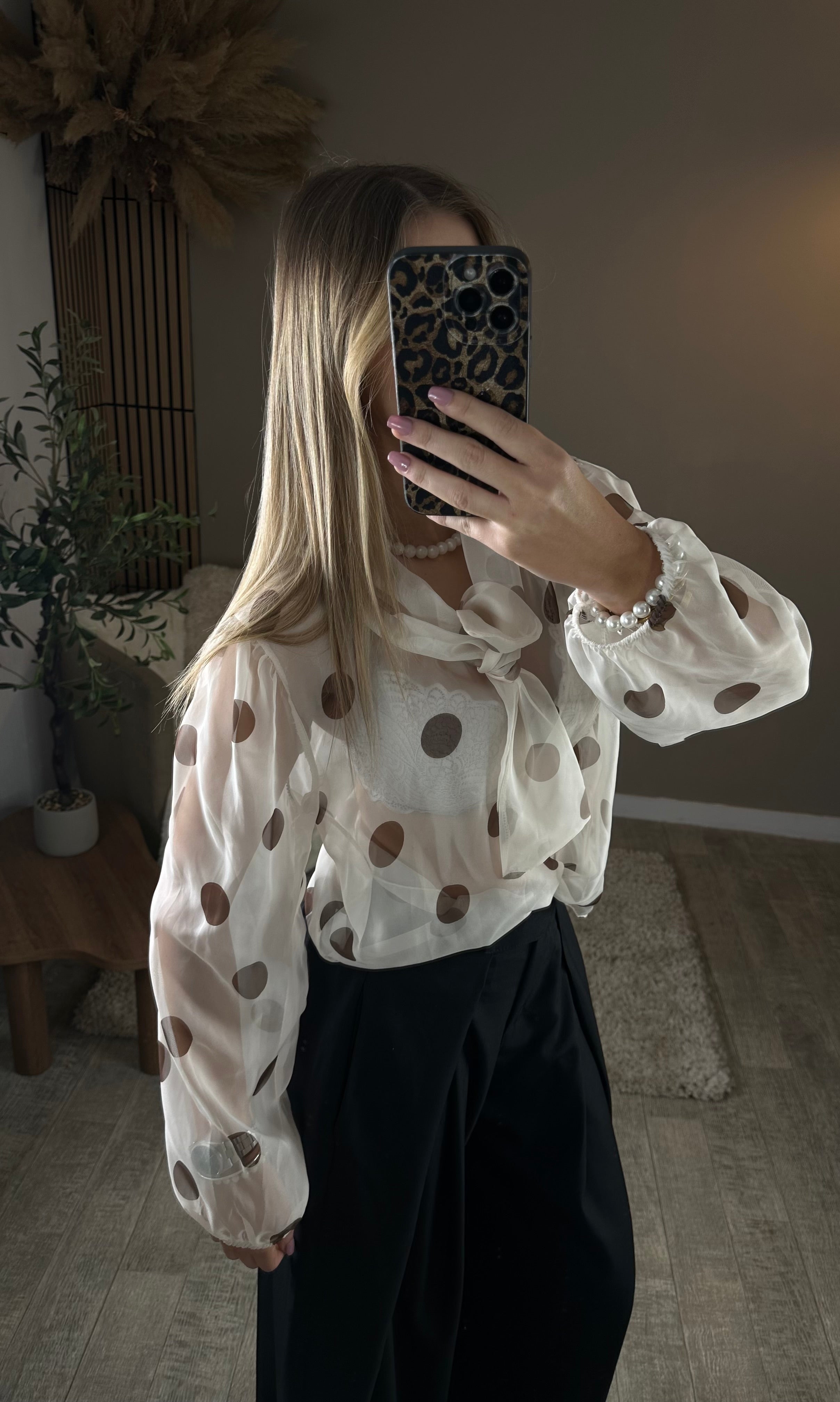 Chemise à pois transparente